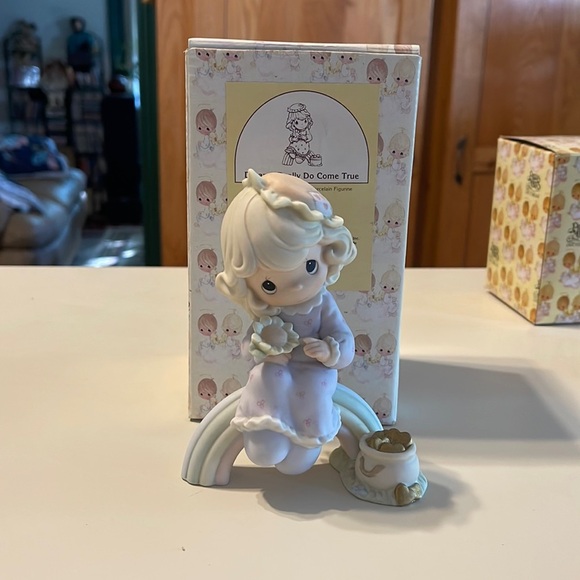 Precious Moments statue - Picture 1 of 3
